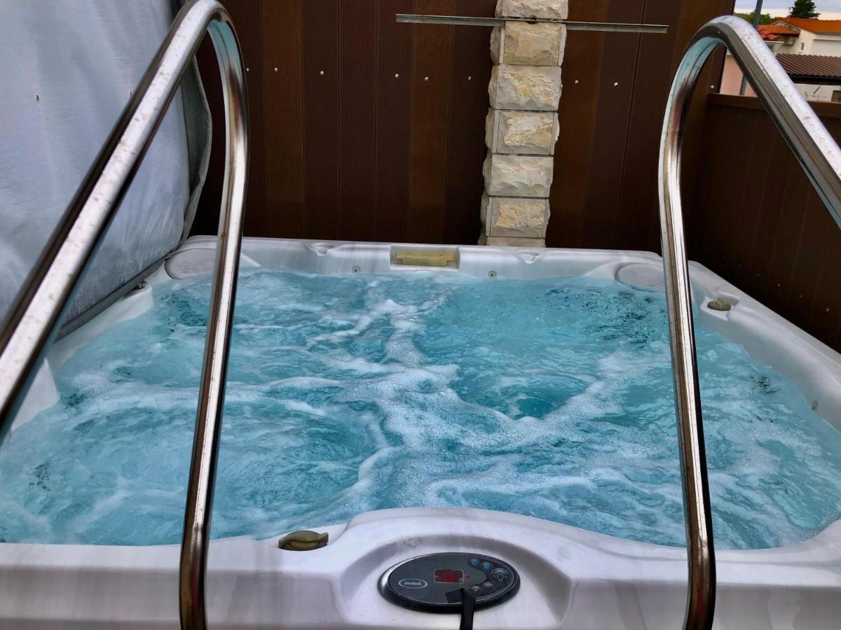 Apartments Pine & Oak With Shared Seasonal Hot Tub Privlaka  Zewnętrze zdjęcie