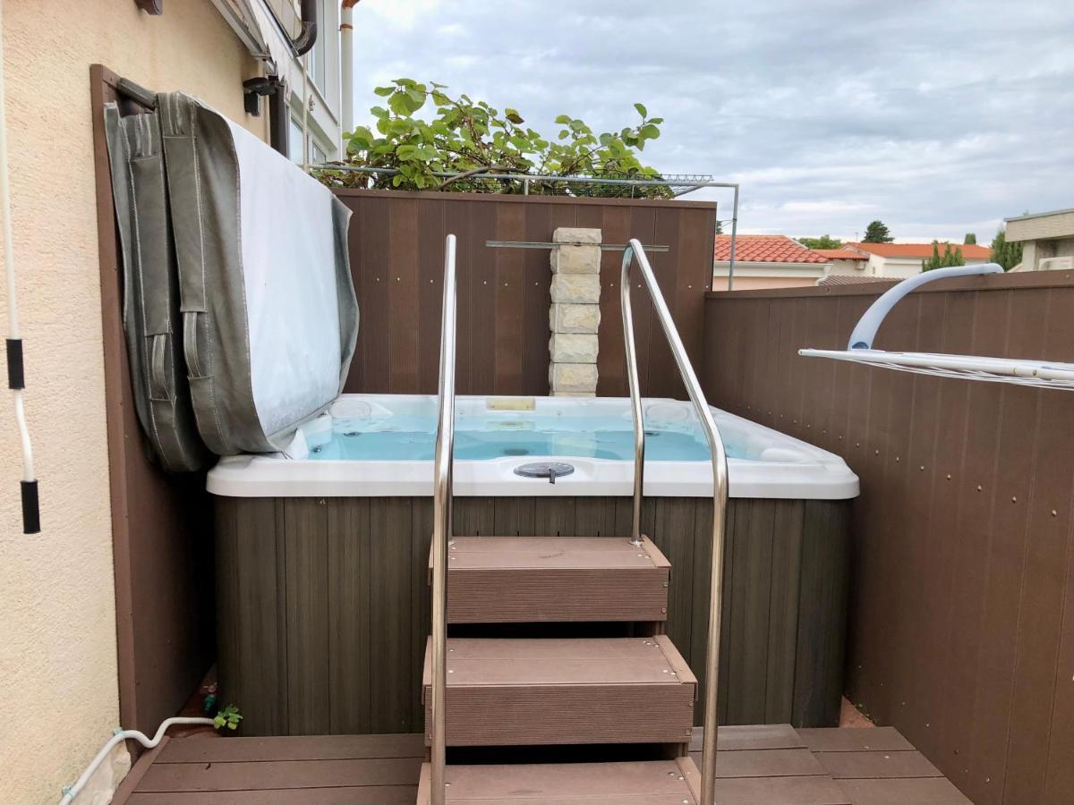 Apartments Pine & Oak With Shared Seasonal Hot Tub Privlaka  Zewnętrze zdjęcie