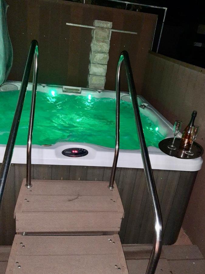 Apartments Pine & Oak With Shared Seasonal Hot Tub Privlaka  Zewnętrze zdjęcie