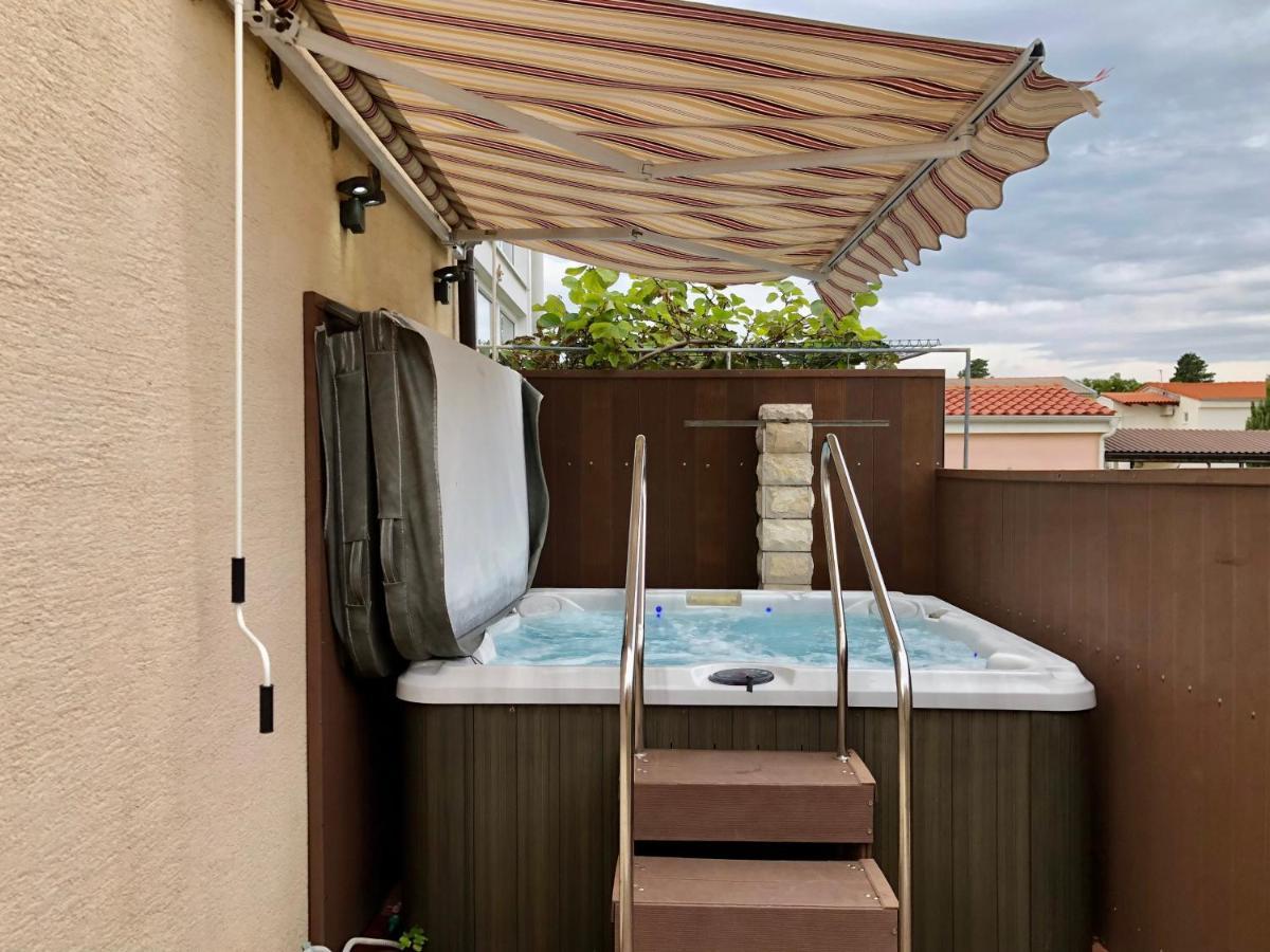 Apartments Pine & Oak With Shared Seasonal Hot Tub Privlaka  Zewnętrze zdjęcie