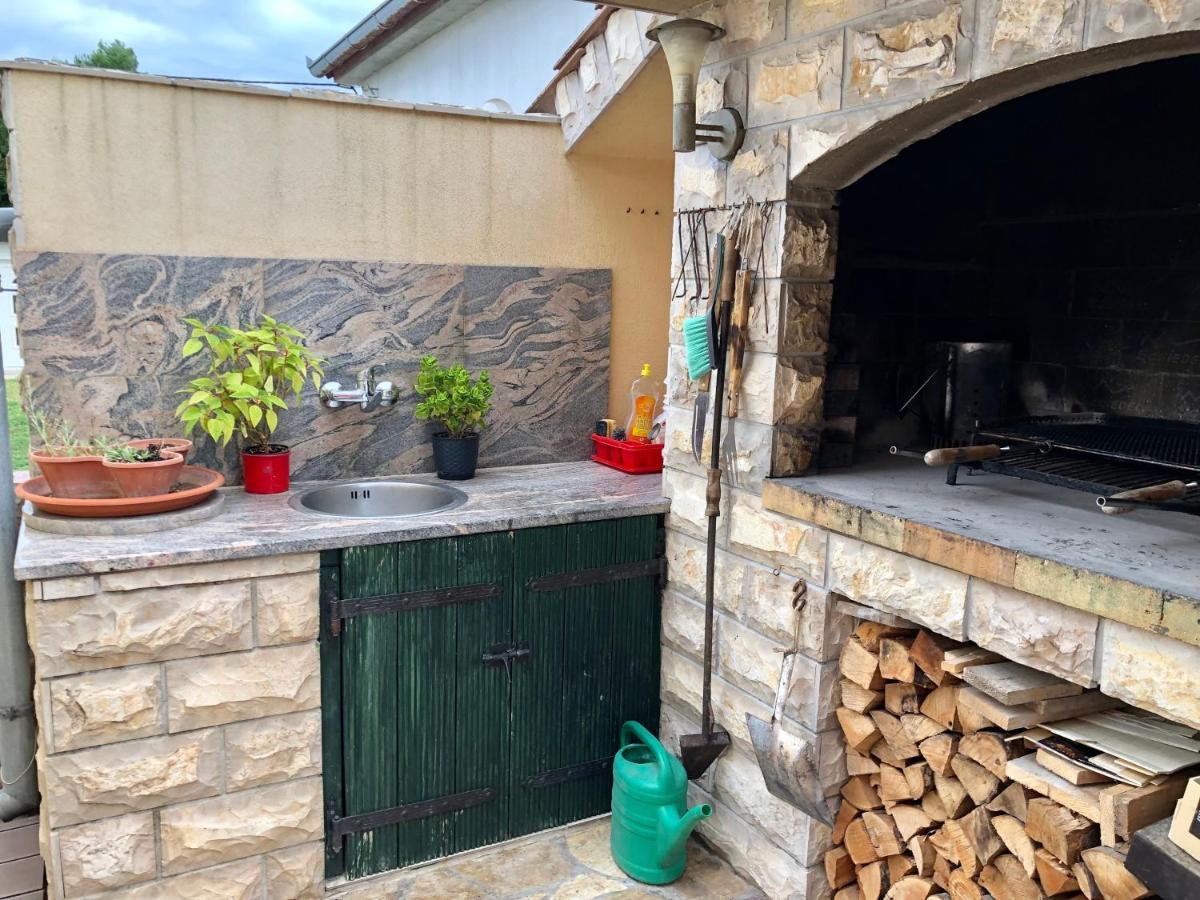 Apartments Pine & Oak With Shared Seasonal Hot Tub Privlaka  Zewnętrze zdjęcie