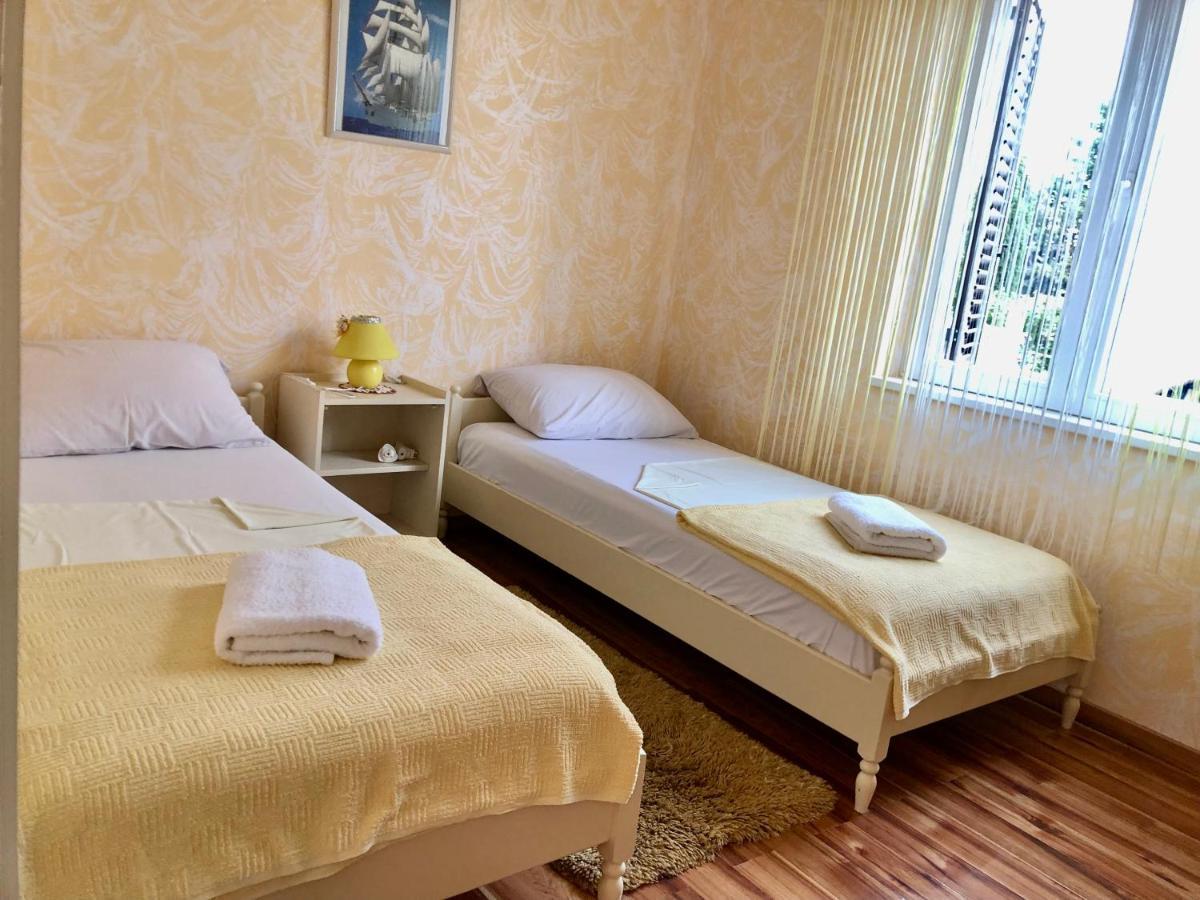 Apartments Pine & Oak With Shared Seasonal Hot Tub Privlaka  Zewnętrze zdjęcie