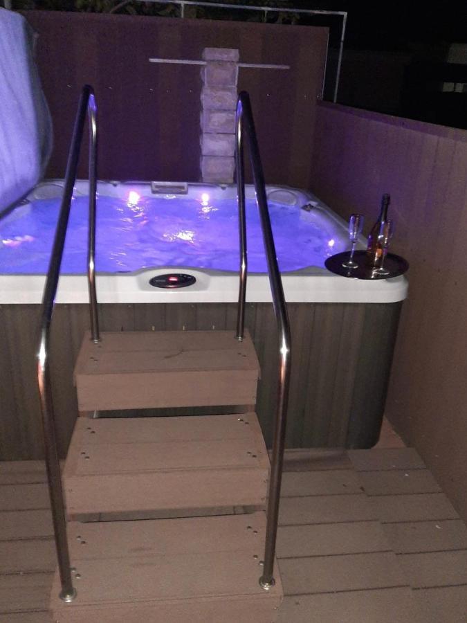 Apartments Pine & Oak With Shared Seasonal Hot Tub Privlaka  Zewnętrze zdjęcie